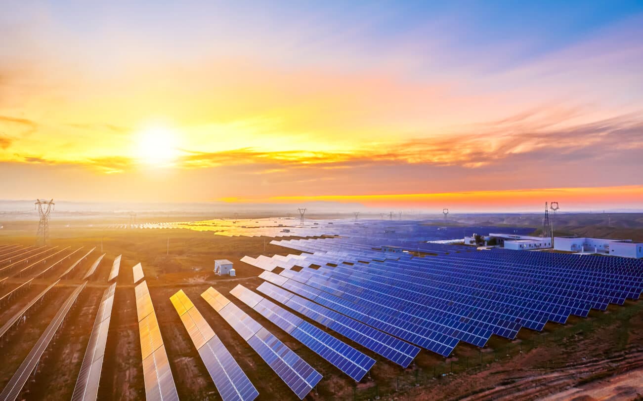 Vista de um parque solar sob um céu azul